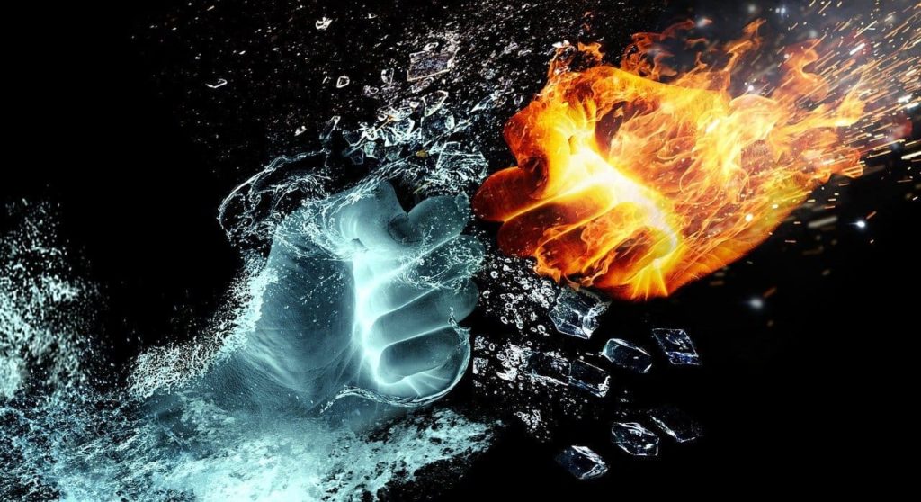 Descubra como conseguir clientes como Copywriter - Dois punhos simbolizando gelo e fogo em confronto.
