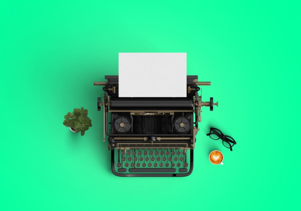4 formas de fazer anúncios com Storytelling - Máquina de escrever sobre fundo verde