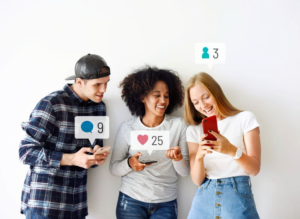 Copywriters precisam ter perfil no Instagram para conseguir clientes? - 3 amigos felizes olhando para as redes sociais em seus smartphones