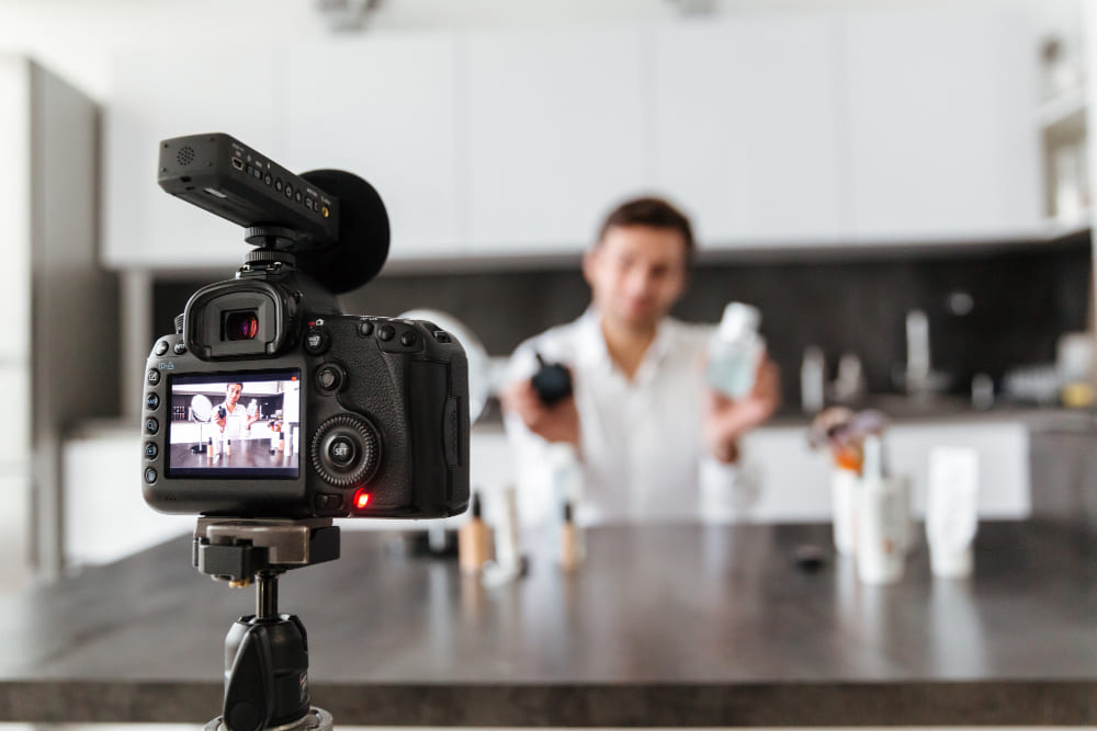 Não faça um vídeo de vendas sem esses 4 elementos - Câmera profissional gravando um profissional apresentando os seus produtos.