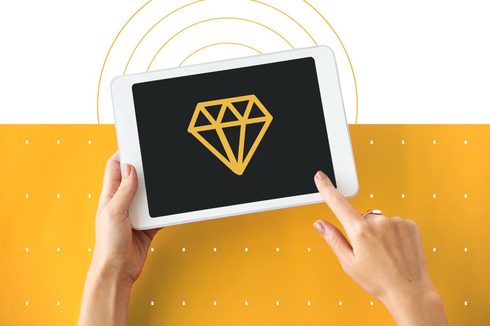 O que é proposta única de valor e como criar uma para o seu negócio? - Mãos segurando um tablet com o desenho de um diamante dourado sobre um fundo branco e dourado.