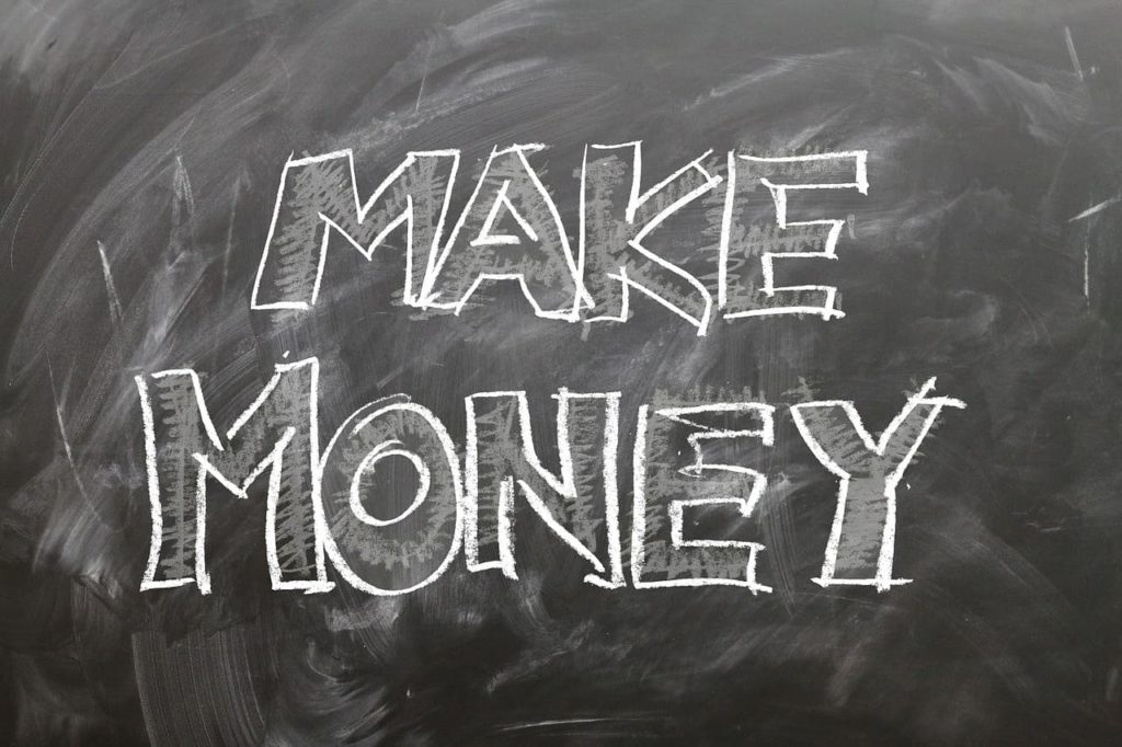 3 formas de empreender online na profissão Copywriter - Frase "Make Money" escrita com giz em um quadro negro.