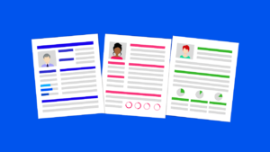 4 dicas para conseguir o primeiro cliente de Copy - Ilustração de 3 currículos nas cores azul, rosa e verde sobre um fundo azul.