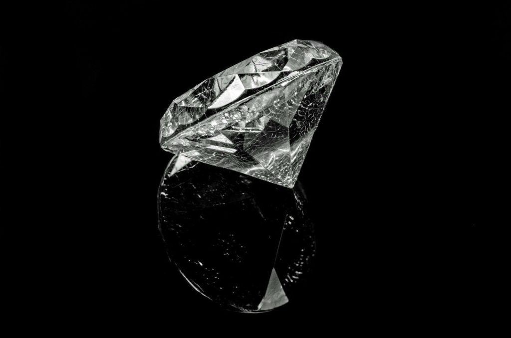 5 dicas para ser um Copywriter bem remunerado e valioso no mercado - Imagem de um diamante sobre um fundo preto.