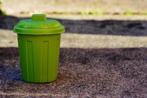 5 técnicas para impedir o seu conteúdo de virar lixo digital - Foto de uma lixeira verde, na sombra.