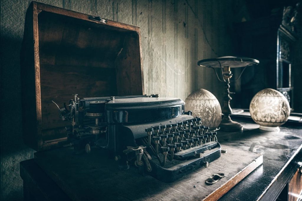 Pioneiros do Copywriting: 3 profissionais brilhantes para você se inspirar e copyar - Imagem de uma máquina de escrever antiga em um cenário vintage