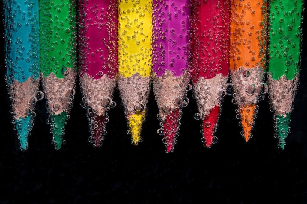 O que é Copy em design e para que serve - Lápis de cor coloridos com bolhas de oxigênio